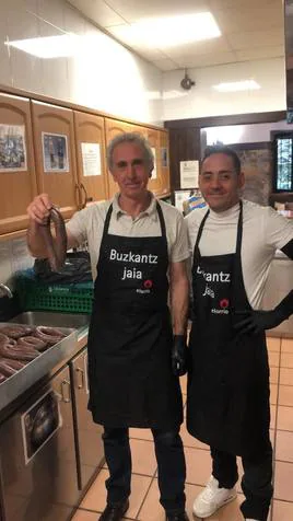 Johan Ramírez y su suegro posan con la morcilla en el concurso gastronómico de Elorrio.