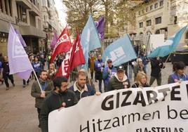 Manifestación por las calles de Vitoria.