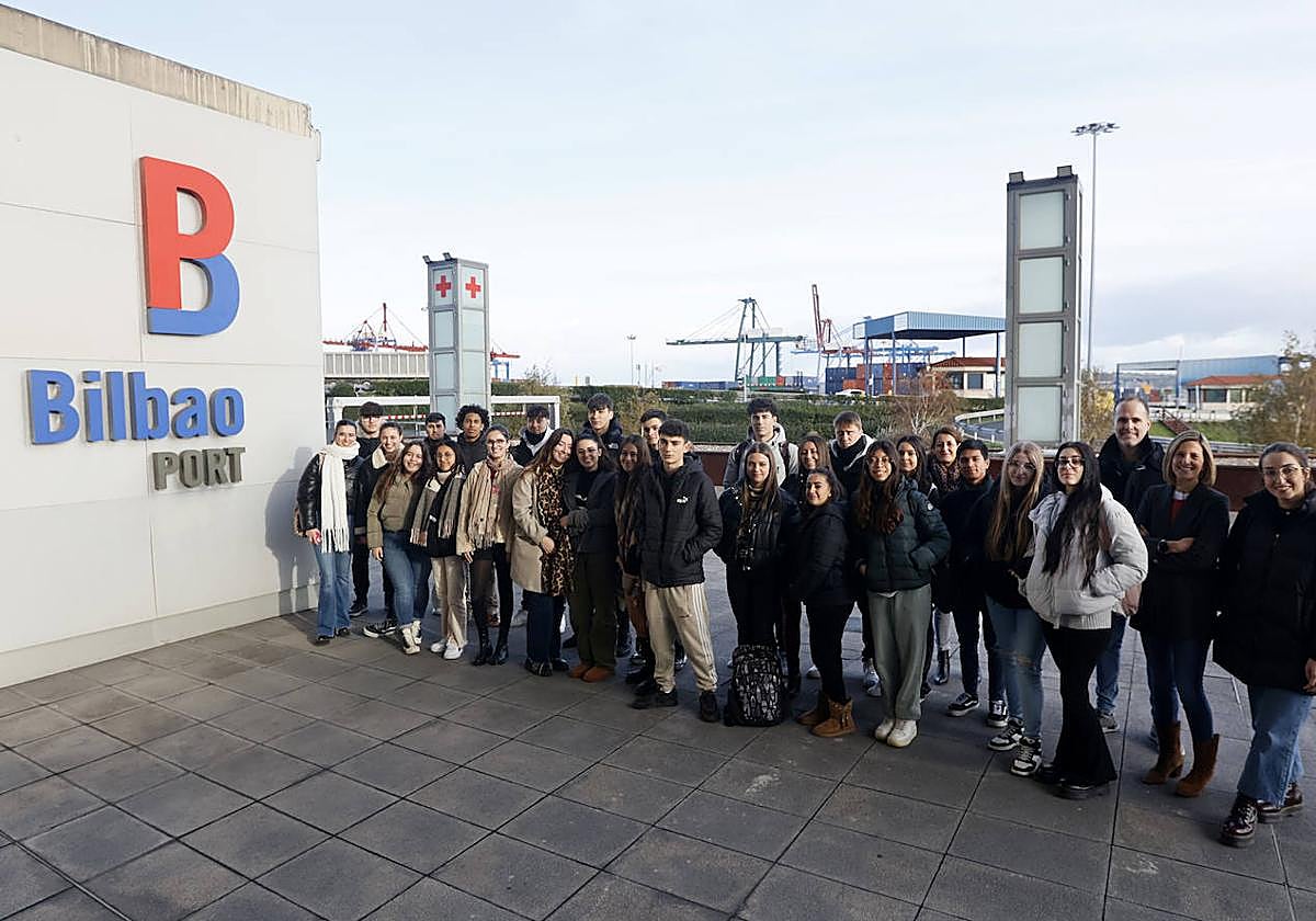 Los alumnos del colegio Calasanz de Santurtzi presentan sus ideas para STARTinnova a la Autoridad Portuaria