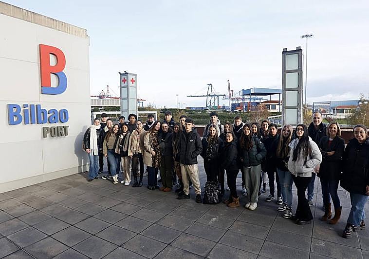 Los alumnos del colegio Calasanz de Santurtzi presentan sus ideas para STARTinnova a la Autoridad Portuaria