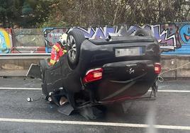 Retenciones en la A-8 tras el vuelco de un coche en la antigua entrada de Sabino Arana