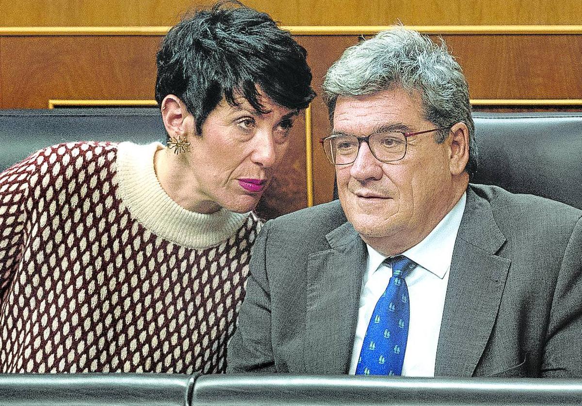 La ministra de Seguridad Social, Elma Saiz, con su antecesor en el cargo, José Luis Escrivá.