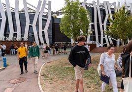 Estudiantes a la salida de Euneiz.