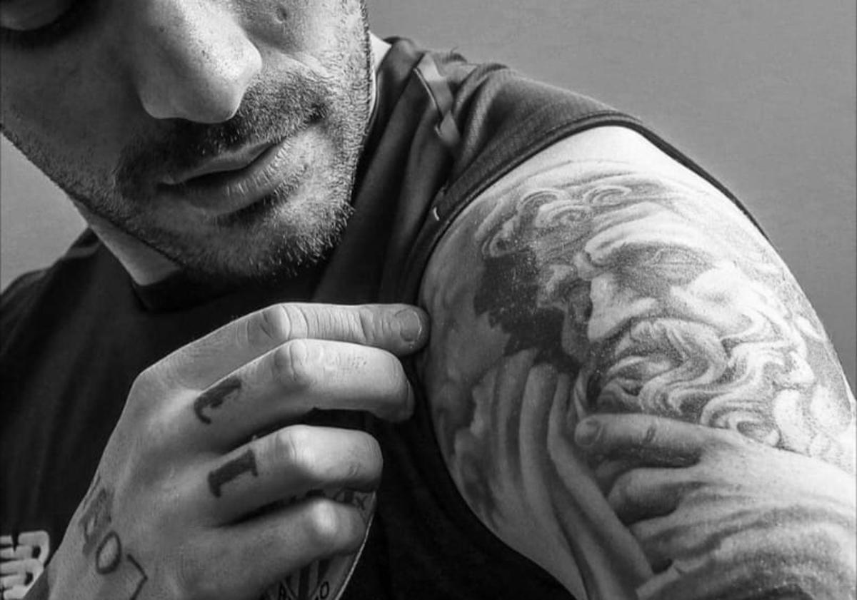 Imagen principal - El inmenso y desconcertante nuevo tatuaje de Yeray