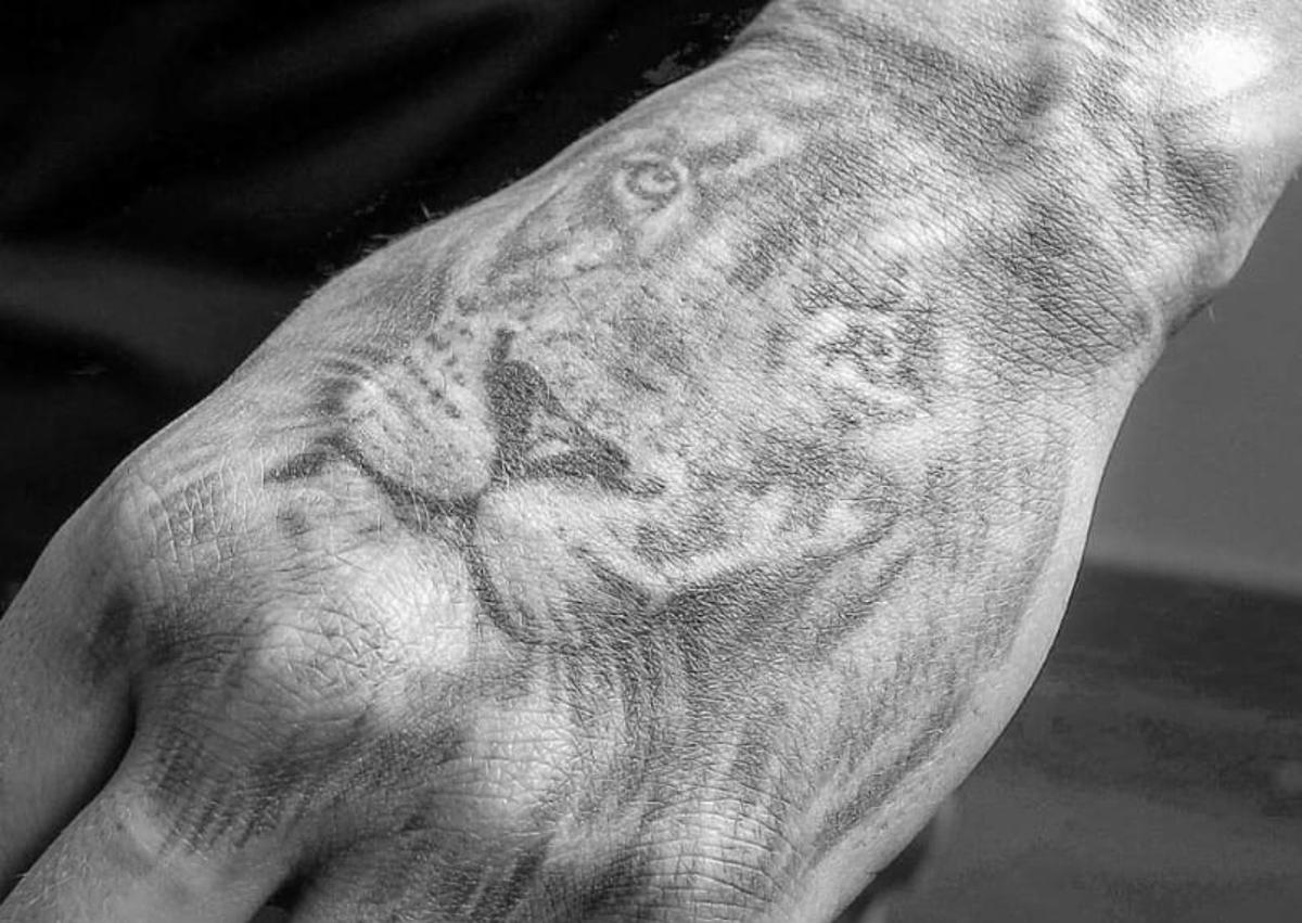 Imagen secundaria 1 - El inmenso y desconcertante nuevo tatuaje de Yeray