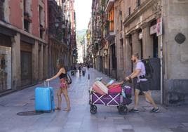 Unos turistas en las calles del Casco Viejo.