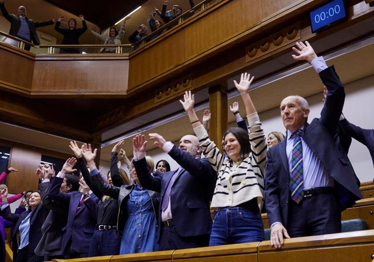 Los parlamentarios vascos cantan y bailan al ritmo de ETS por una causa solidaria