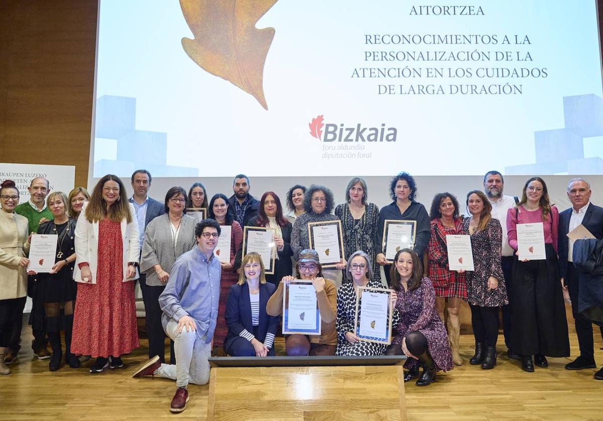 El reconocimiento de la Diputación fue recogido ayer por Gerardo Rodríguez, director de la residencia; Amaya Cuevas, psicóloga de este centro; y el doctor Julio Gómez, coordinador de la Unidad de Cuidados Paliativos del hospital San Juan de Dios de Santurtzi.