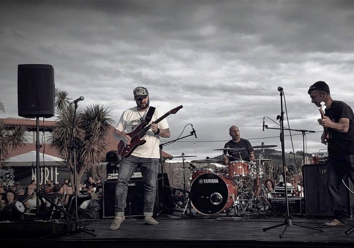 Iñigo Garrido 'Garry' (guitarra y voz), Alex Fernández (batería), Aitor Ruiz (bajo y coros) en el Golfo Norte.