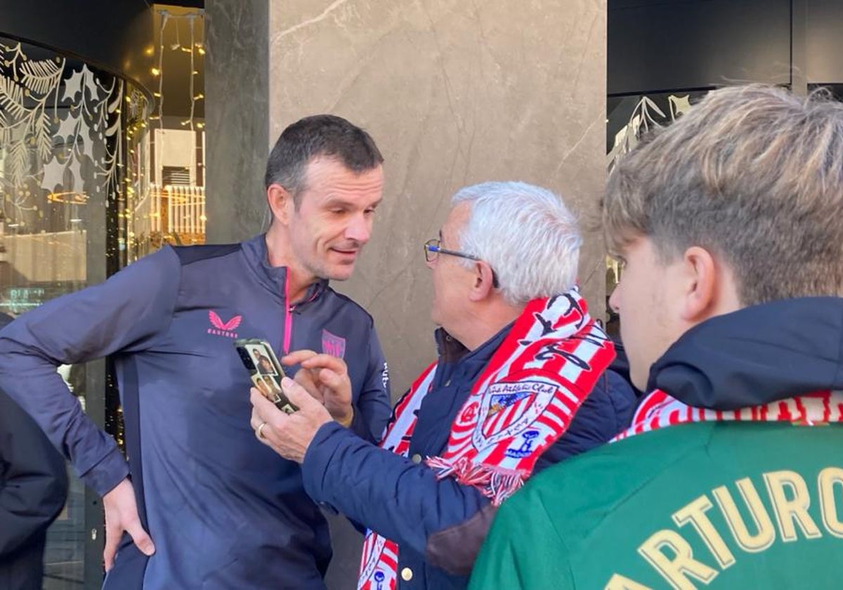 Jon Uriarte atiende el domingo en Granada a un peñista del Athletic.