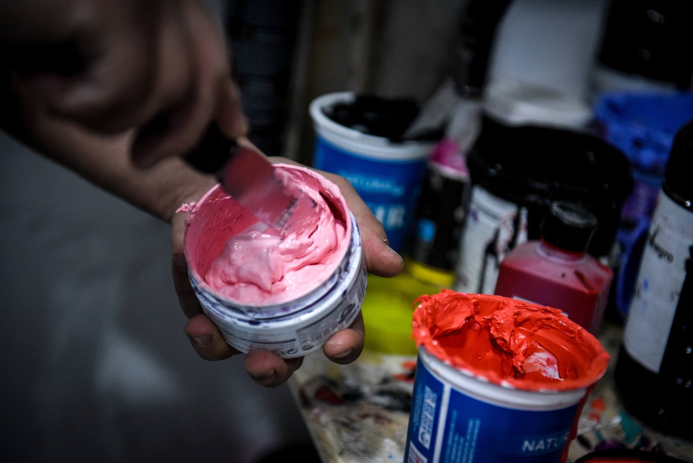 El desconocido taller en Bilbao de Urtzi, el artista de las camisetas diferentes