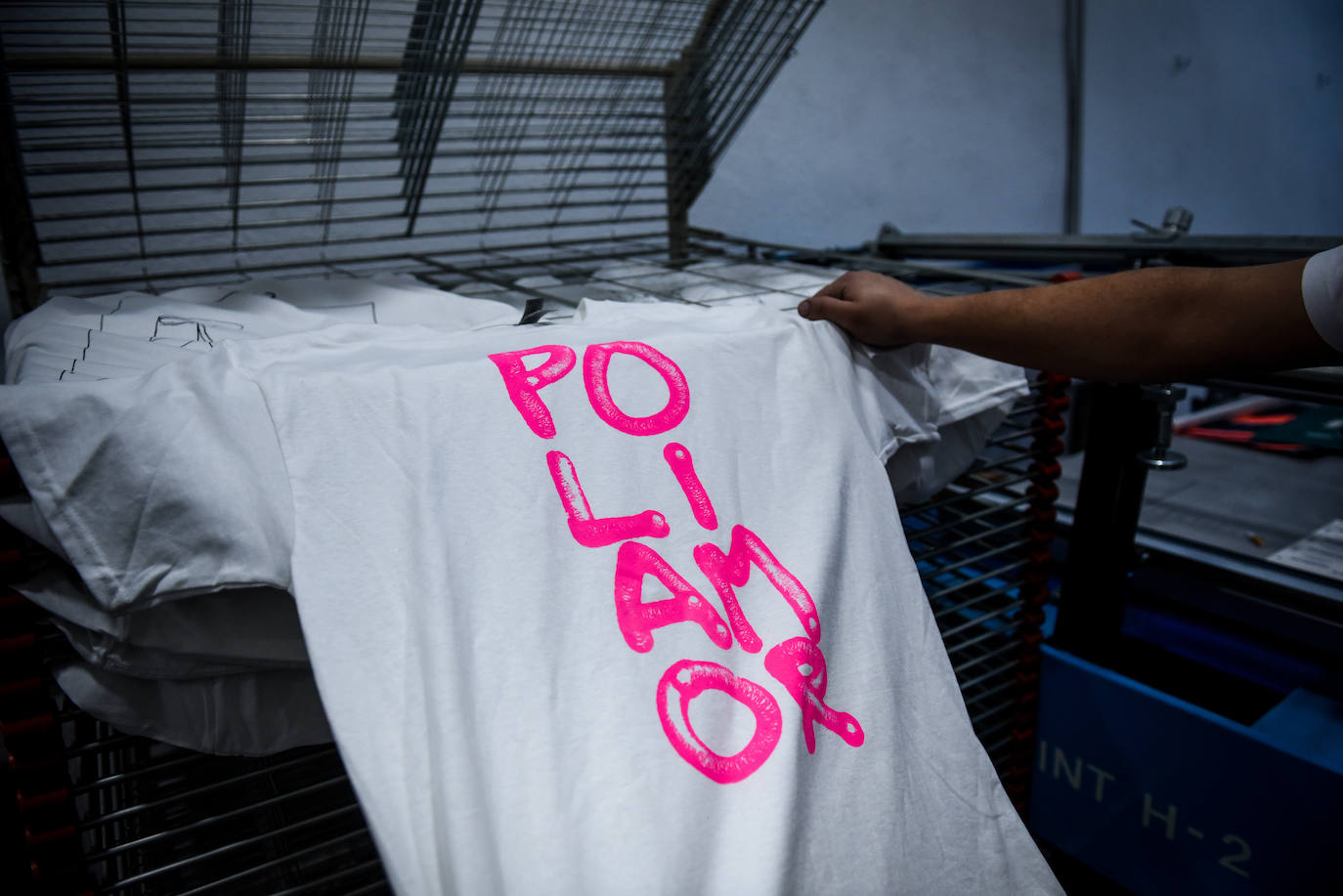 El desconocido taller en Bilbao de Urtzi, el artista de las camisetas diferentes