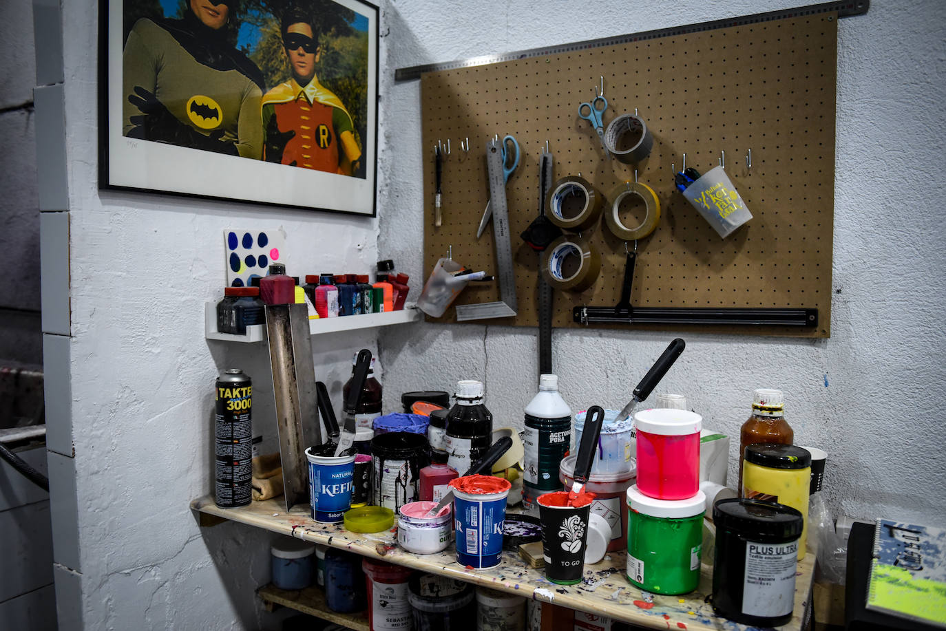 El desconocido taller en Bilbao de Urtzi, el artista de las camisetas diferentes