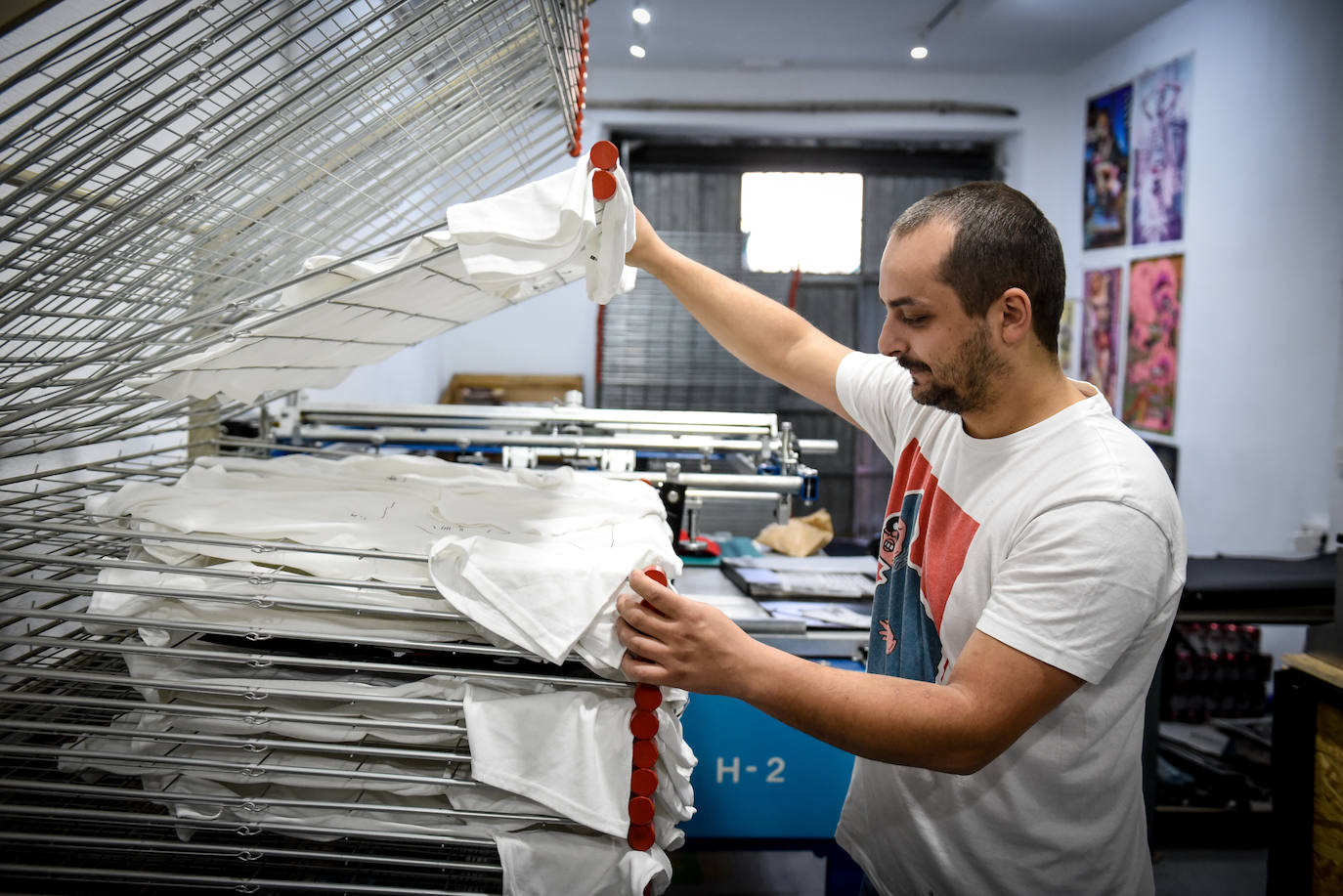 El desconocido taller en Bilbao de Urtzi, el artista de las camisetas diferentes