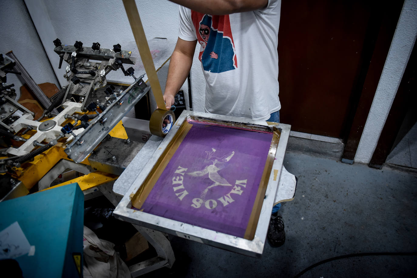El desconocido taller en Bilbao de Urtzi, el artista de las camisetas diferentes