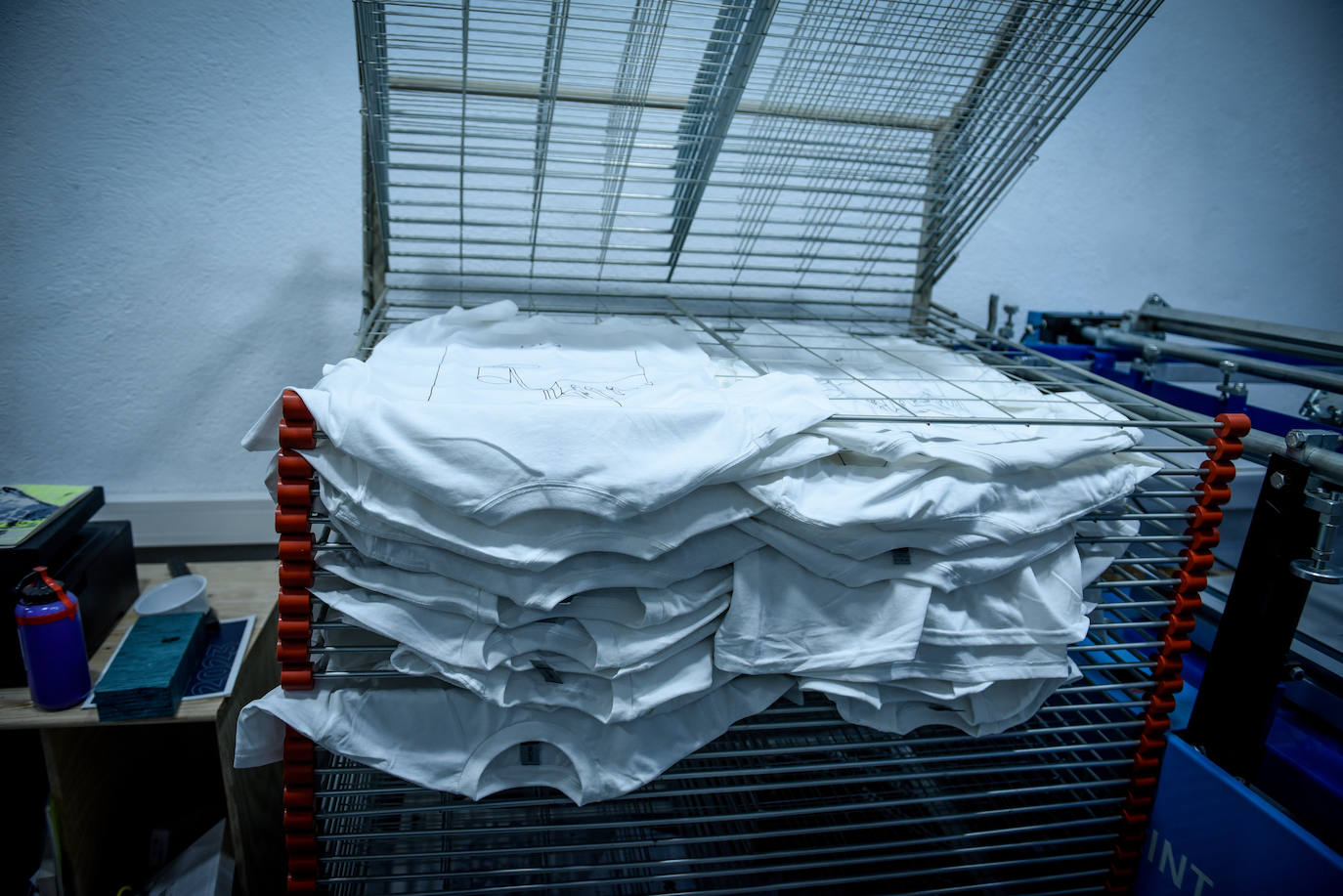 El desconocido taller en Bilbao de Urtzi, el artista de las camisetas diferentes