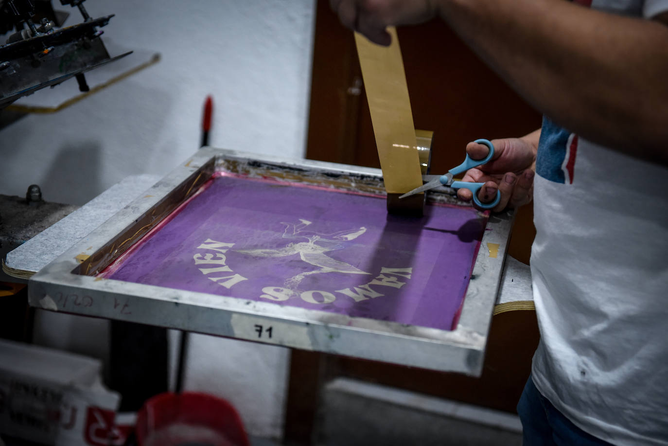 El desconocido taller en Bilbao de Urtzi, el artista de las camisetas diferentes