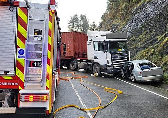Imagen del choque frontal ocurrido este jueves en la carretera BI-2522 que mantuvo cortado el tráfico por la carretera vieja de Altube durante toda la mañana.