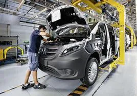 Un operario de Mercedes trabaja en la cadena de montaje de la fábrica de Vitoria