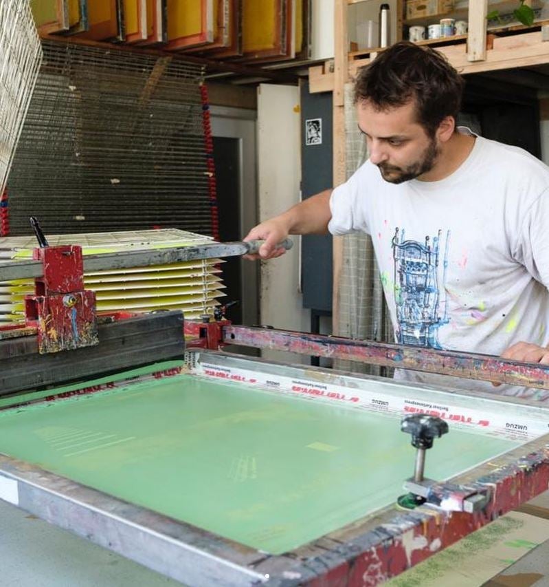 El desconocido taller en Bilbao de Urtzi, el artista de las camisetas diferentes