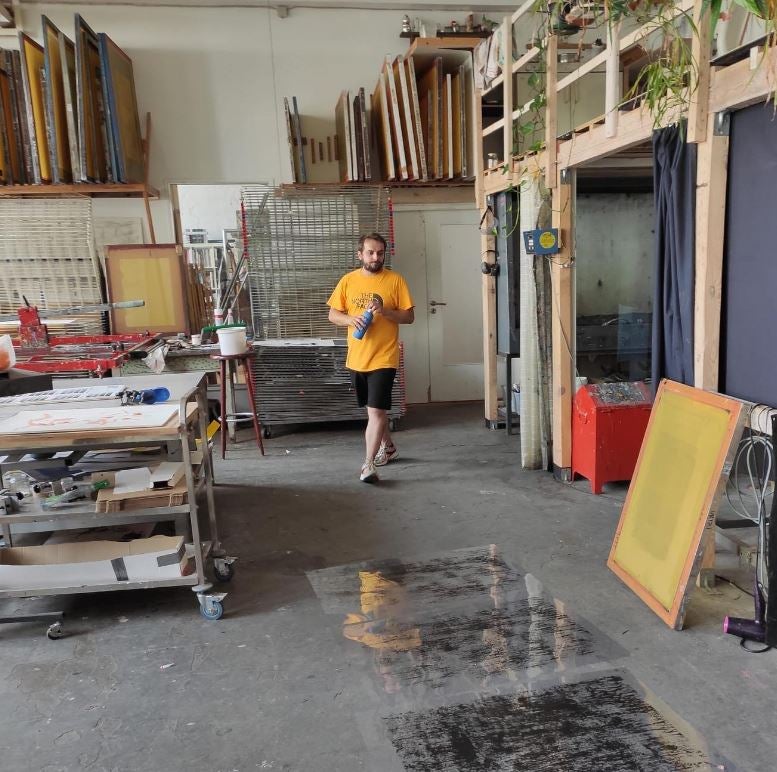 El desconocido taller en Bilbao de Urtzi, el artista de las camisetas diferentes