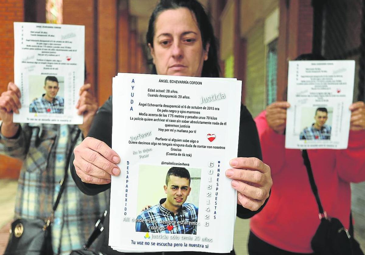 Maite muestra uno de los carteles con la foto y datos del desaparecido, que han vuelto a pegar en Portugalete y Bilbao.