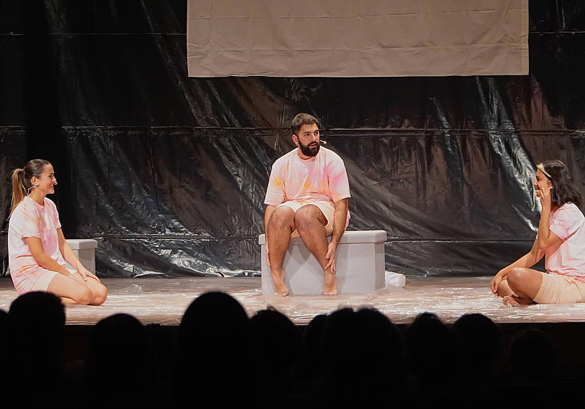 Silvia Pelayo, Eduardo Joaquín y Ale Armero, intérpretes de la obra teatral.