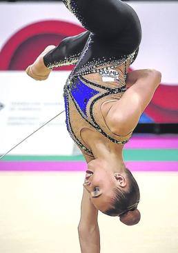 Imagen - La alavesa Teresa Gorospe realiza una acrobacia sobre el tapiz.