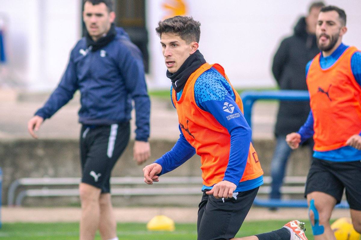 Simeone, en el entrenamiento del Alavés, con Sola y Rioja al fondo.