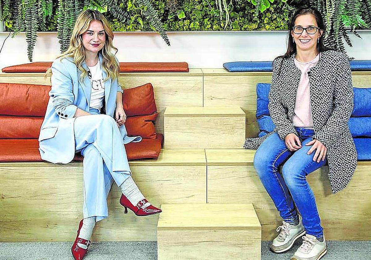 Mireia Martínez y Amaia Acha-Orbea en un momento de la charla en el marco de STARTInnova Araba.