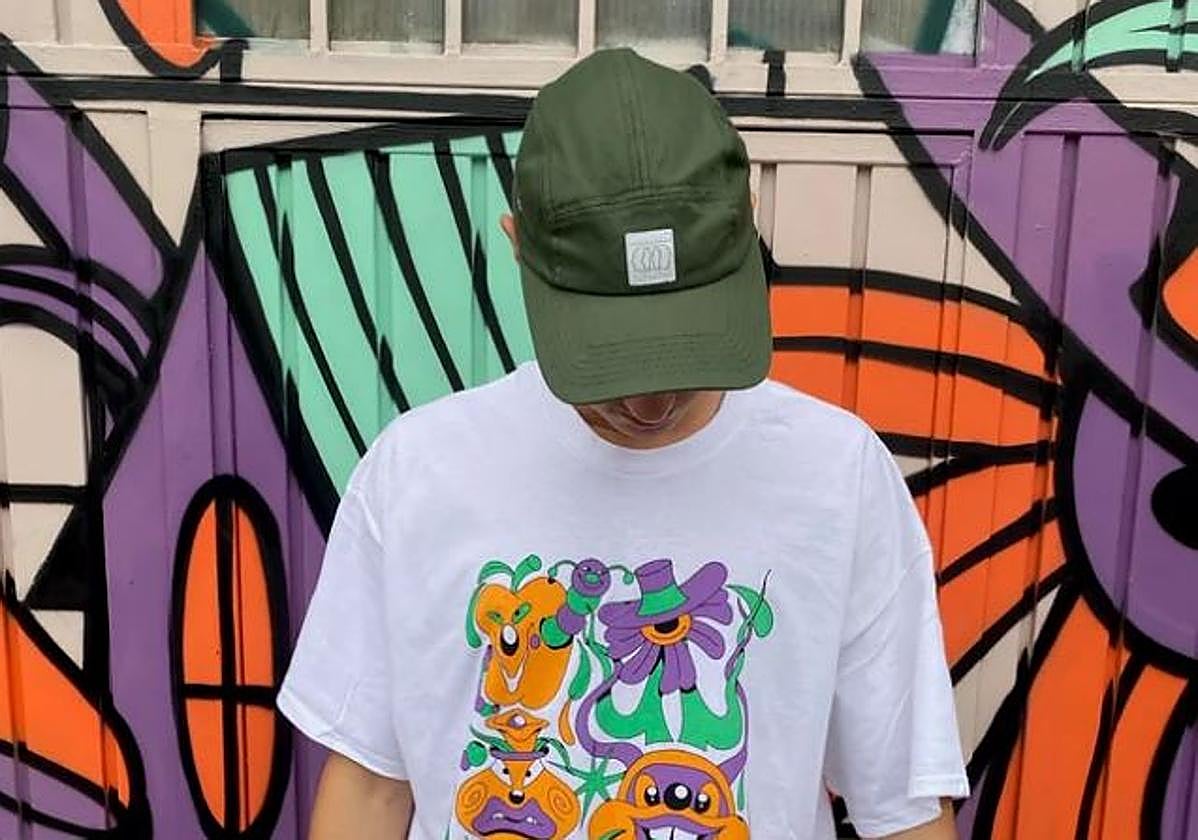 El desconocido taller en Bilbao de Urtzi, el artista de las camisetas diferentes