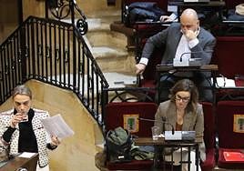 La portavoz del PP, Raquel González, junto a la diputada general, Elixabete Etxanobe.