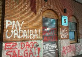 Pintadas aparecidas en el Batzoki de Gernika