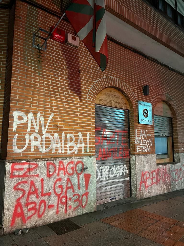 Pintadas aparecidas en el Batzoki de Gernika