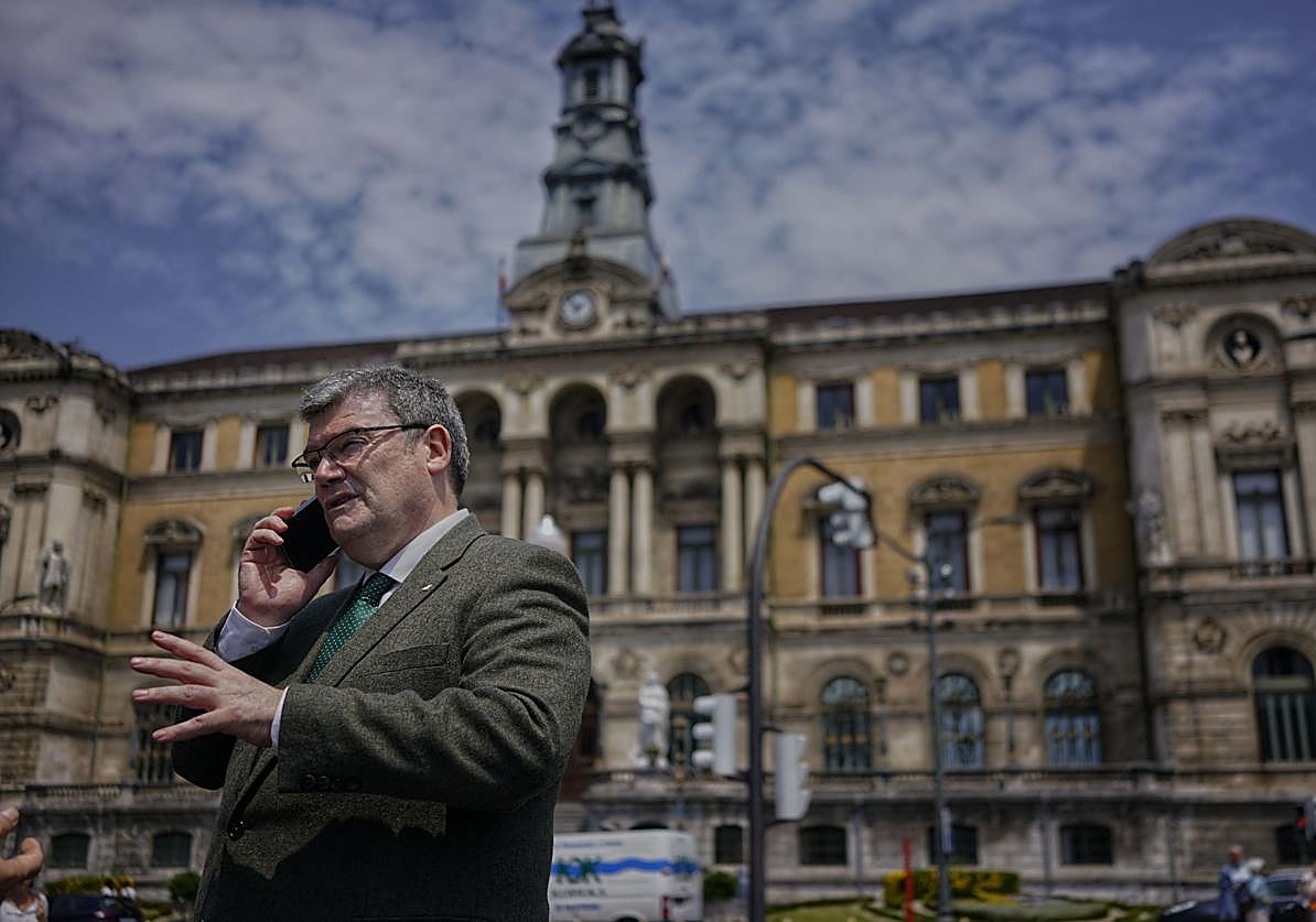 El alcalde, delante del Ayuntamiento de Bilbao.