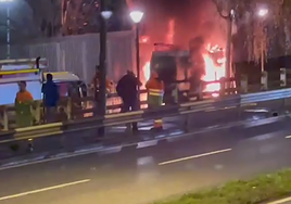 Una barredora se incendia en la avenida Zumalacárregui y causa una gran humareda