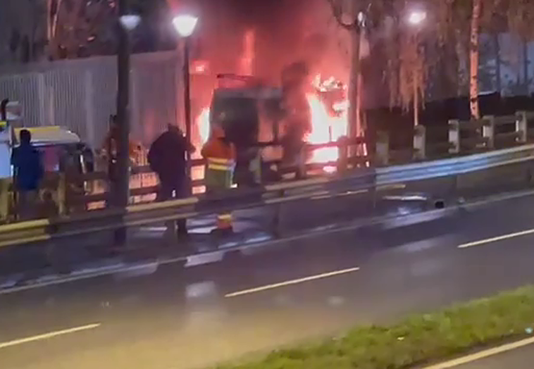 Una barredora se incendia en la avenida Zumalacárregui y causa una gran humareda