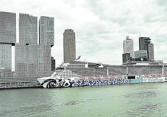 El MSC Euribia rivaliza en tamaño con los rascacielos de Rotterdam.