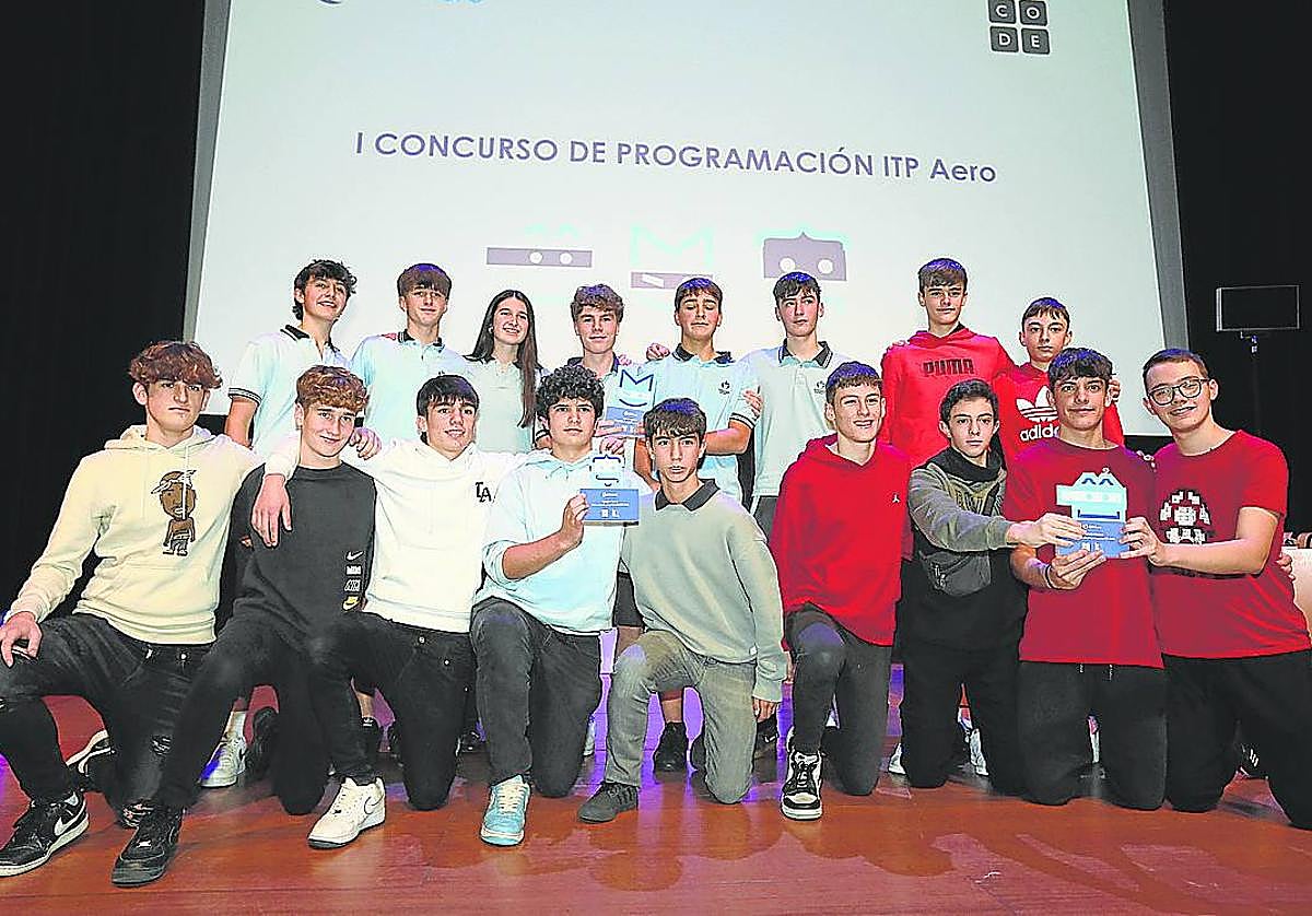 Ganadores de los premios ITP Aero posan en el auditorio del Museo Guggenheim.
