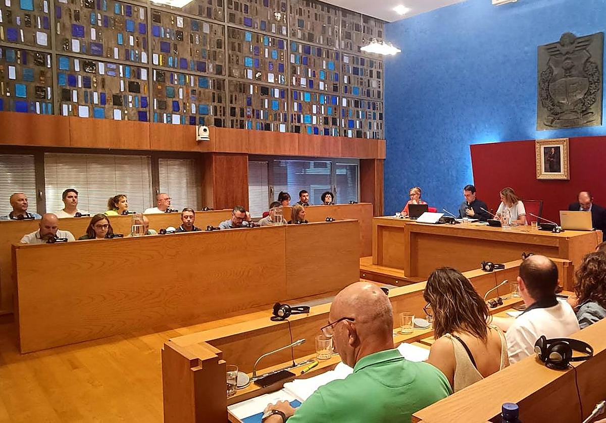 Representantes de varios grupos políticos en el transcurso de un pleno celebrado este año.