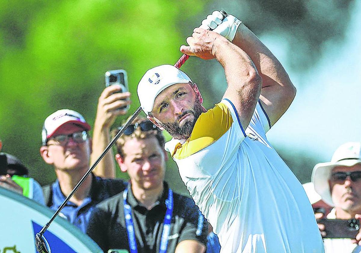 Rahm golpea la bola en la última Ryder Cup, torneo en el que aíun no está clara su participación.