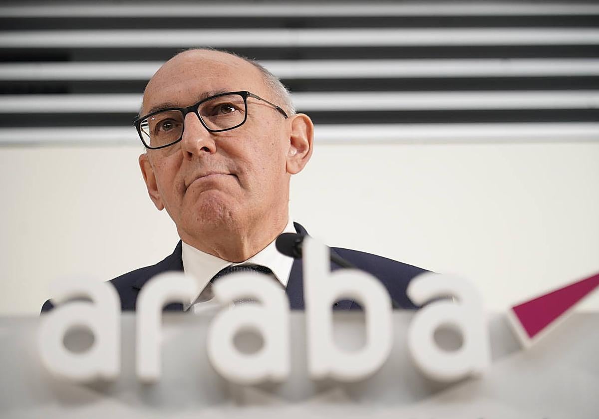 El diputado general, Ramiro González, anunció ayer la retirada del proyecto de presupuestos de su Gobierno.