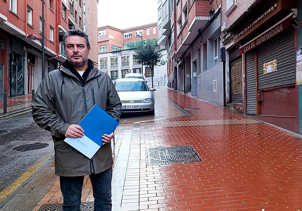 El concejal de Obras e Infraestructuras para los Barrios, Jon Andoni Uria, en la zona en la que se situará la nueva rampa.