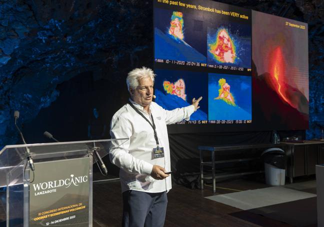 El vulcanólogo Boris Behncke, que vive junto al Etna, fue galardonado en el congreso Worldcanic en Lanzarote.