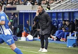 Luis García se dirige a sus jugadores en el partido contra Las Palmas.