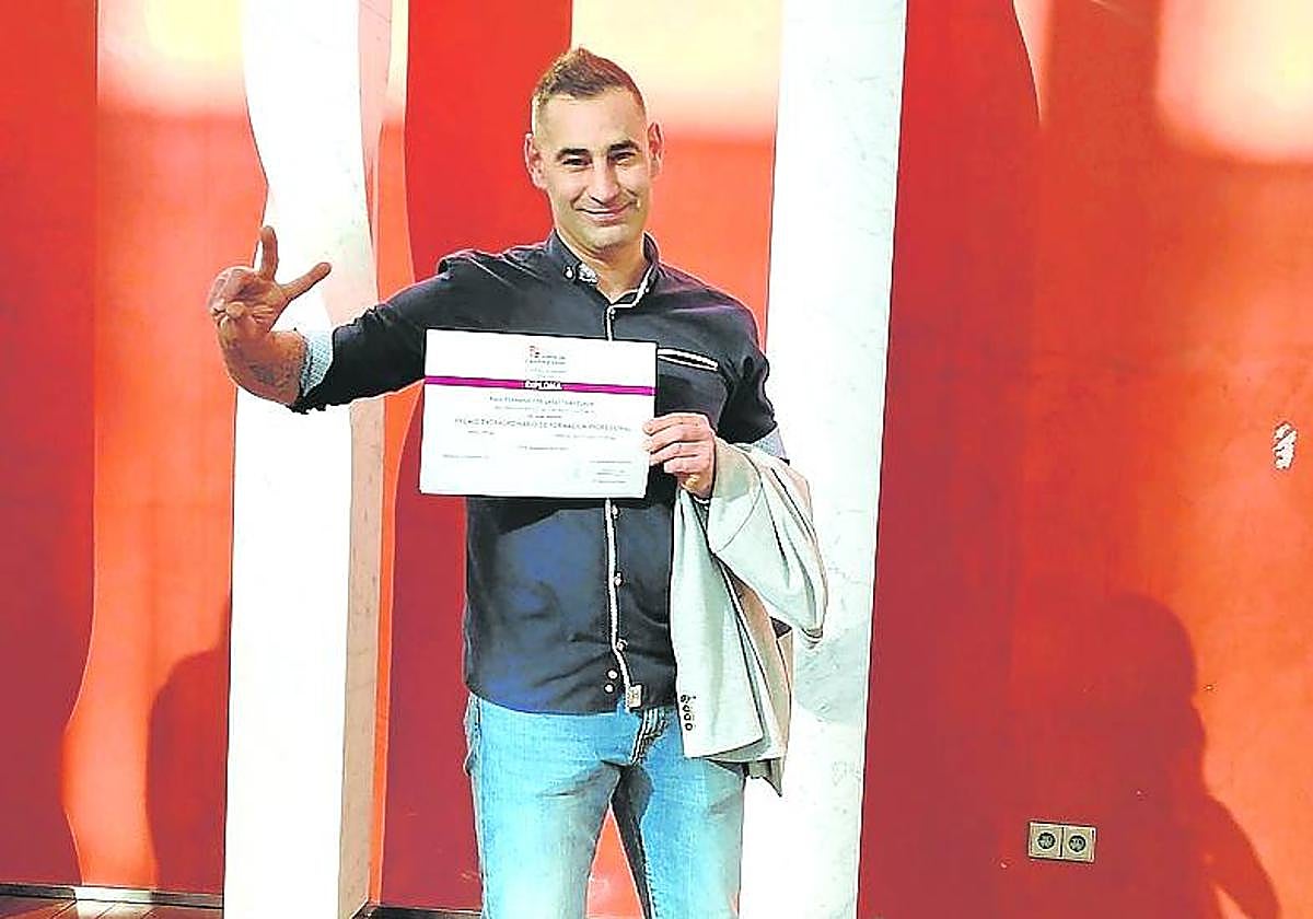 Raúl Fernández de Labastida muestra orgulloso su diploma.