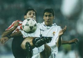 Oskar Tabuenka disputa un balón con Raúl González.