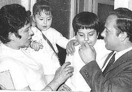 José Luis Pérez Mogena, junto a su esposa y sus dos hijos, durante una celebración.