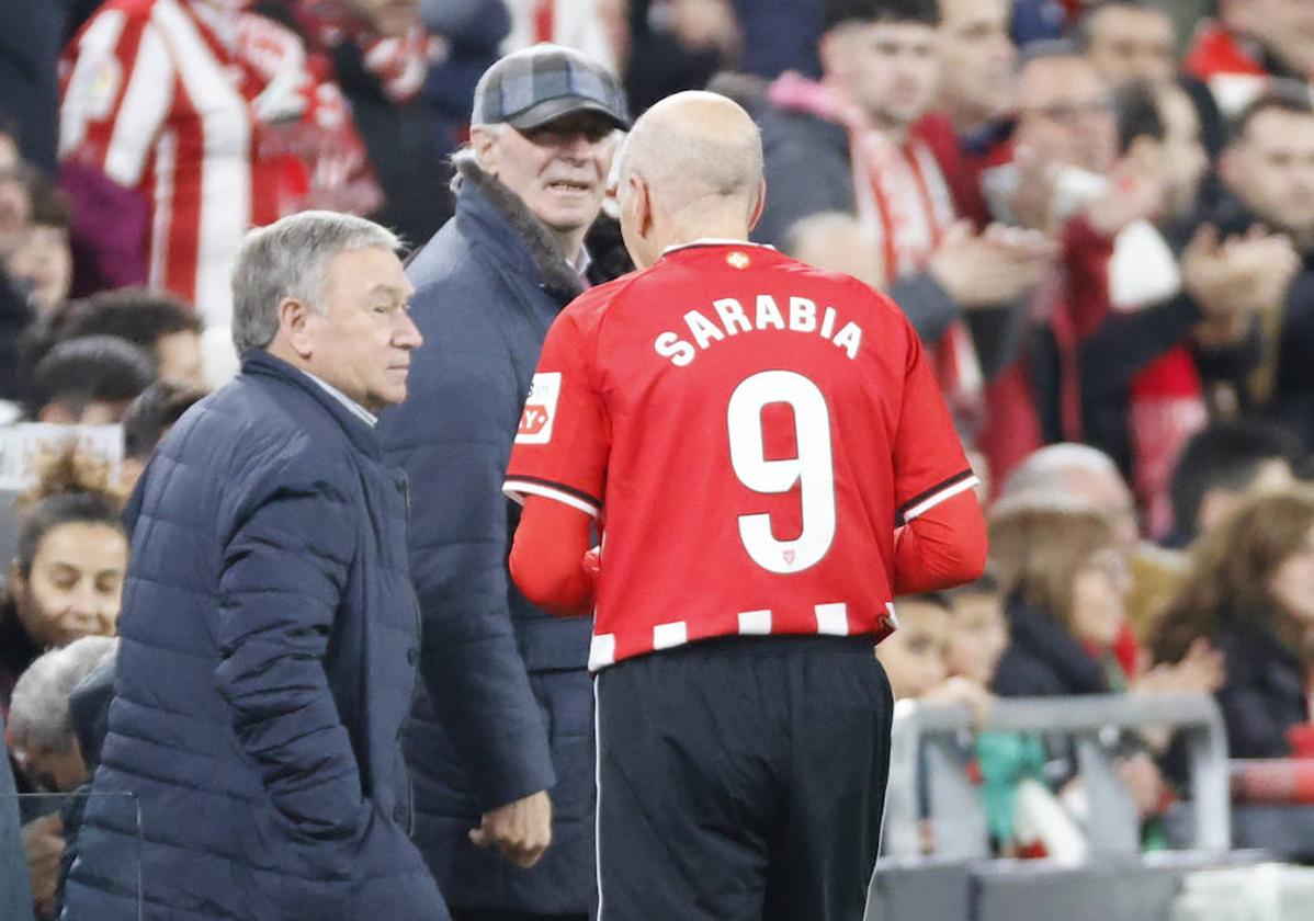 Sarabia pasa delante de Clemente e Iribar tras ser sustituido.