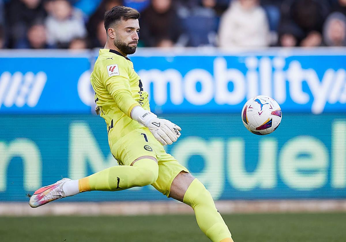 Antonio Sivera golpea el balón en un partido disputado este curso en Mendizorroza.